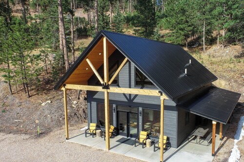Great Access just Off Hwy, Hot Tub, Open Plan w/ Parking! Close to Town!