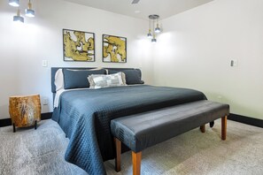 Room - Great Access just Off Hwy, Hot Tub, Open Plan w/ Parking! Close to Town! (Lead)