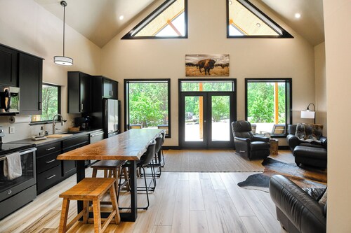 Great Access just Off Hwy, Hot Tub, Open Plan w/ Parking! Close to Town!