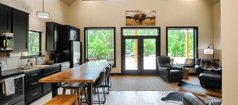 Great Access just Off Hwy, Hot Tub, Open Plan w/ Parking! Close to Town!