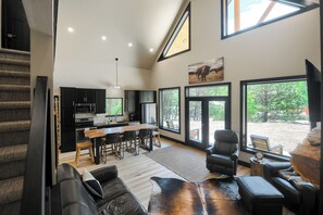 Smart TV, fireplace - Great Access just Off Hwy, Hot Tub, Open Plan w/ Parking! Close to Town! (Lead)