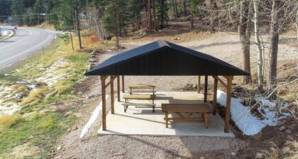 Great Access just Off Hwy, Hot Tub, Open Plan w/ Parking! Close to Town!