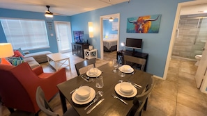 Apartment, 2 Bedrooms | Dining