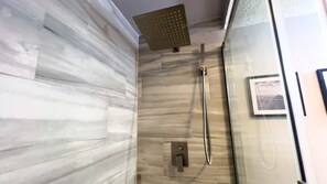 Departamento, 2 habitaciones | Baño | Toallas y shampoo