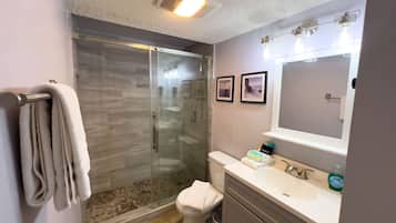 Departamento, 2 habitaciones | Baño | Toallas y shampoo