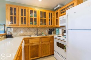 Condo, 2 habitaciones | Cocina privada | Refrigerador y cafetera y tetera