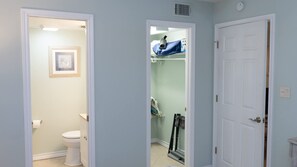 Condo, 2 habitaciones | Baño | Toallas y shampoo 