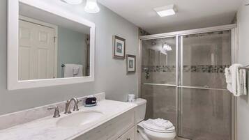 Appartement, 2 slaapkamers | Badkamer | Handdoeken, shampoo