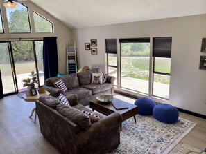 Smart TV, chimenea y libros