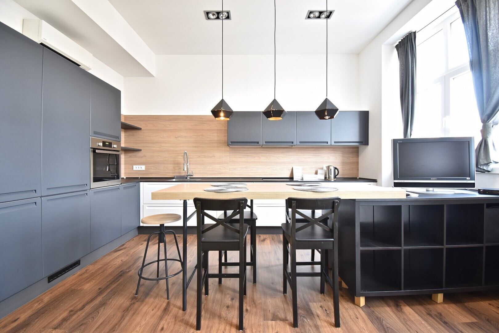 Fridge, oven, stovetop, dishwasher