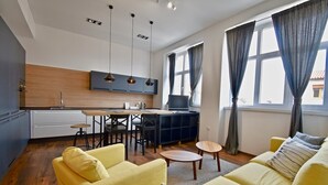 A modern apartment with a kitchen, dining area, and living room. - Modern apartment with 2 bedrooms near Arena (Pula)