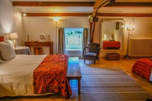 5 bedrooms, iron/ironing board, WiFi, bed sheets