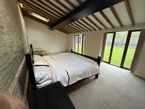 4 bedrooms, iron/ironing board, free WiFi, bed sheets - Period renovated character barn located within oldhurst village. (Oldhurst)