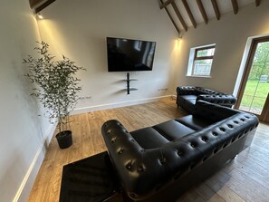 Smart TV - Period renovated character barn located within oldhurst village. (Oldhurst)