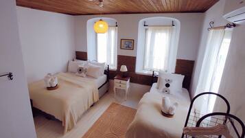 Tremannsrom – standard | Sengetøy av topp kvalitet, skrivebord for bærbar PC og strykejern/-brett