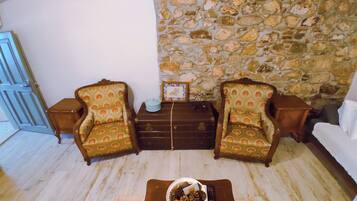 Tradisjonell suite | Sengetøy av topp kvalitet, skrivebord for bærbar PC og strykejern/-brett