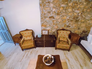 Traditional Suite | Premium bedding, laptop workspace, iron/ironing board, free WiFi - Kidoni Macaron Guesthouse (Ayvalik)