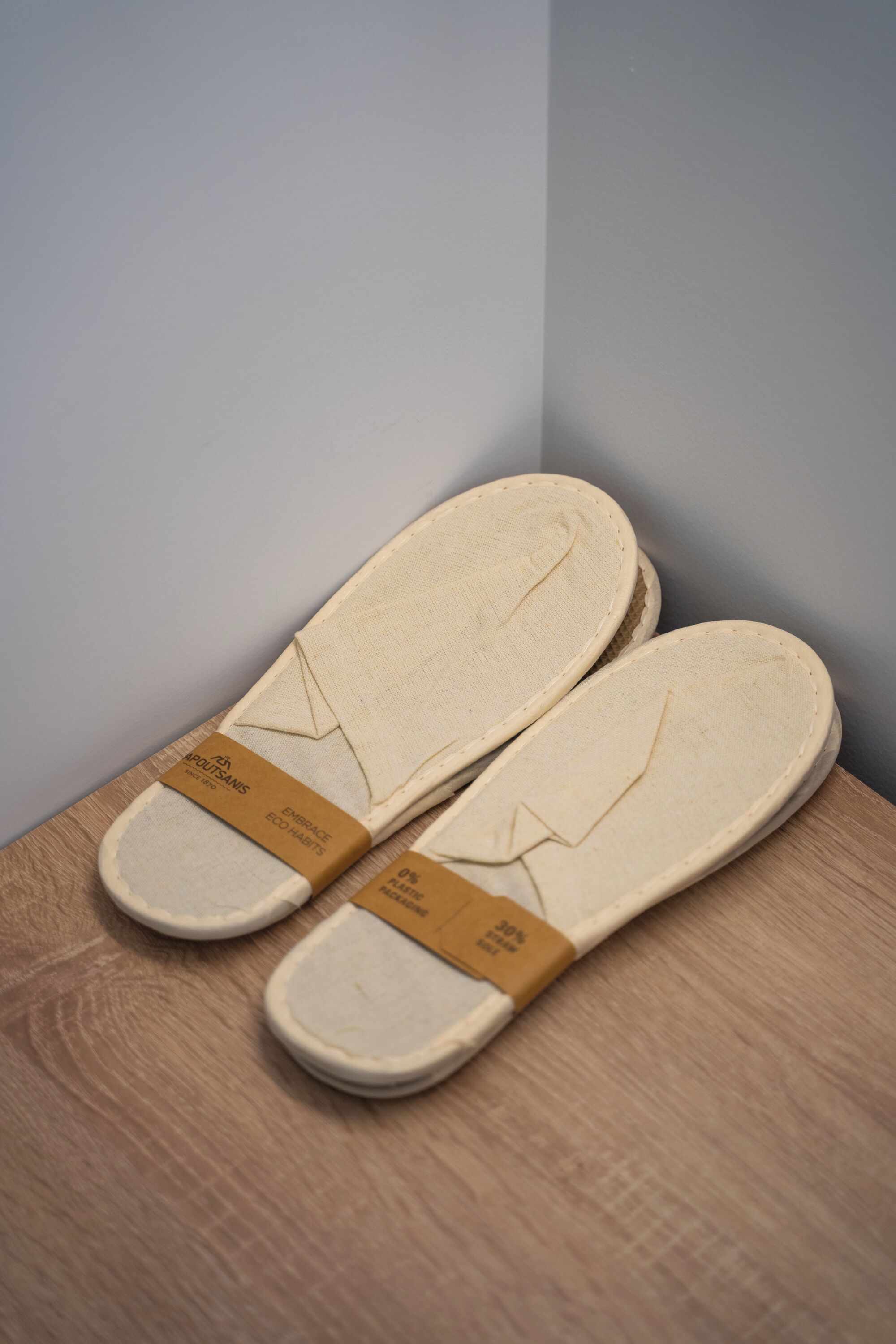 Un par de zapatillas de madera con una etiqueta en la suela.