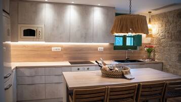 Superior villa | Privékeuken | Een koelkast, een microgolfoven, een oven, een vaatwasser