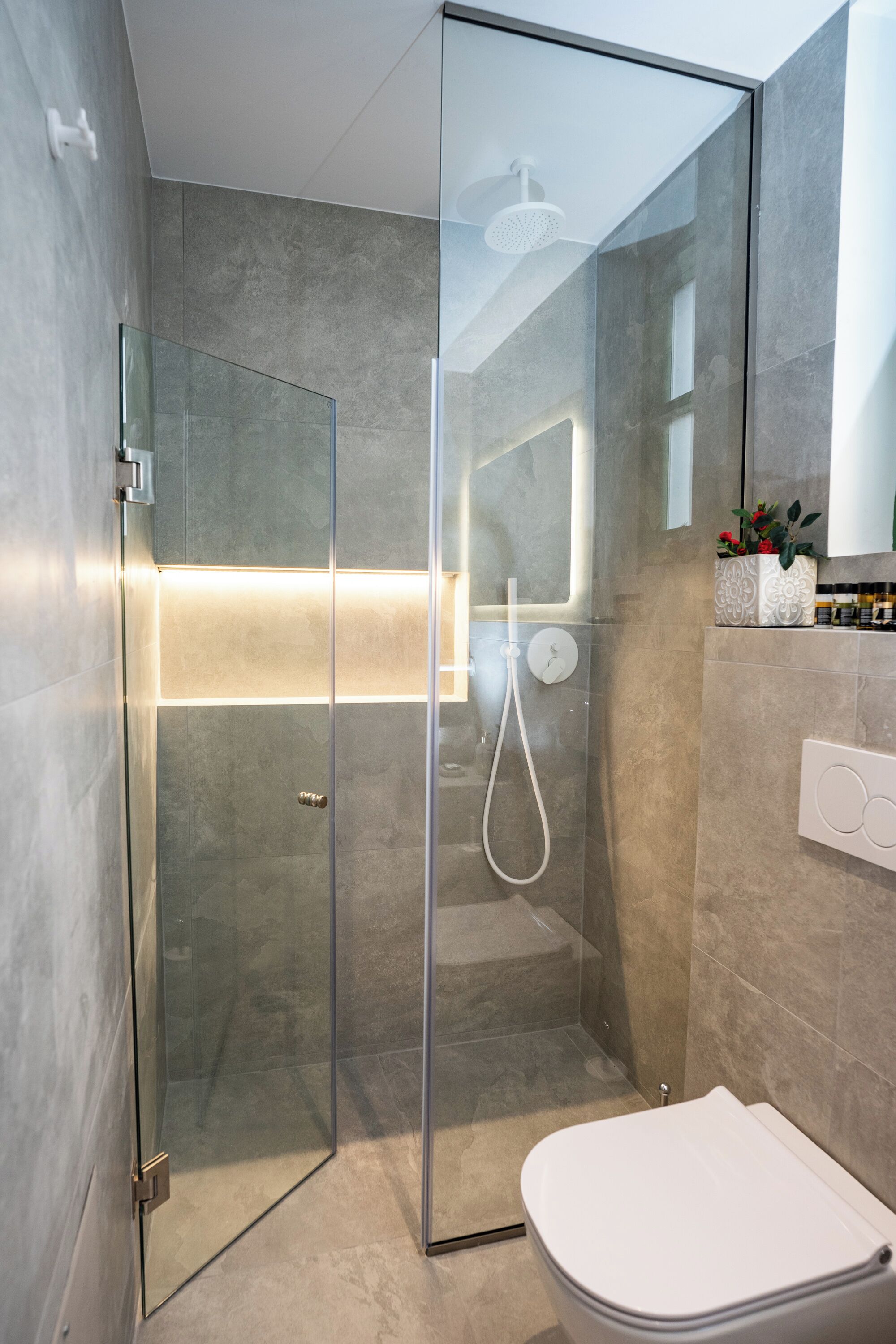 Standaard villa | Badkamer | Een haardroger, pantoffels, handdoeken