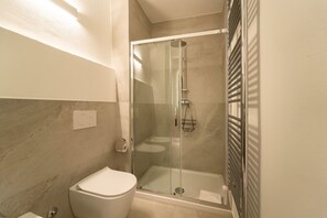 Dusche, Haartrockner, Bidet, Handtücher