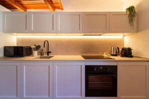 Kühlschrank, Mikrowelle, Ofen, Geschirrspüler