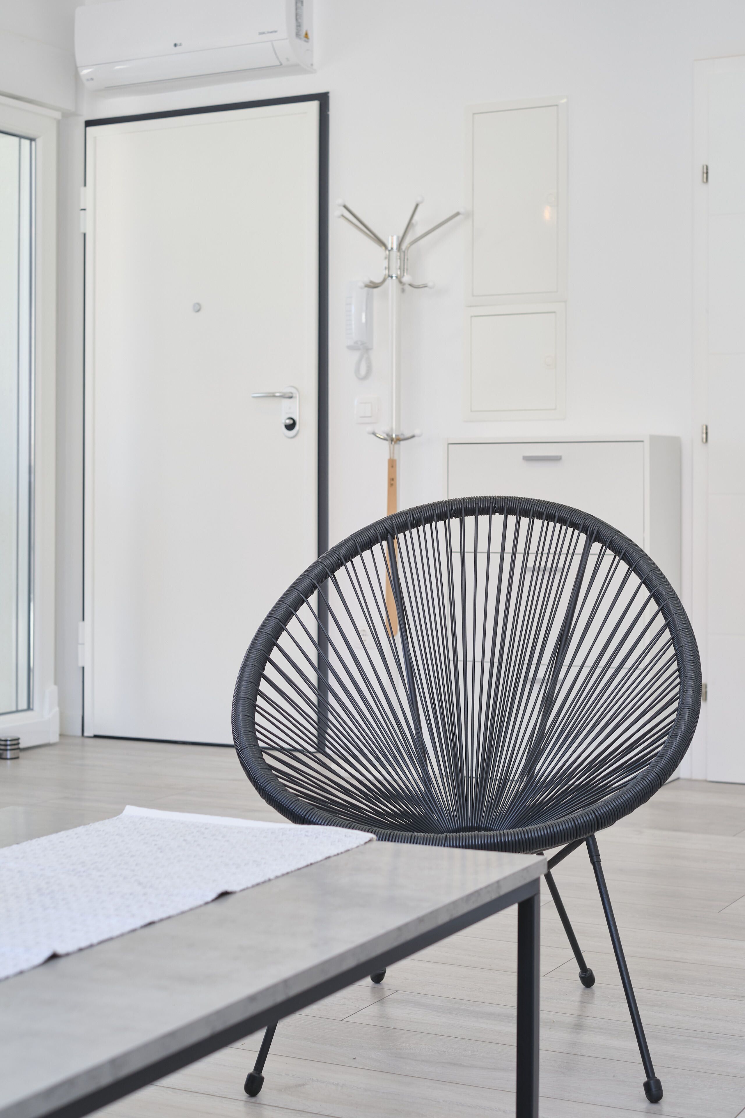Apartment, Balkon, Buchtblick | Wohnbereich | 60-Zoll-Smart-TV mit Kabelempfang