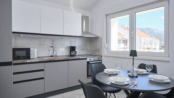 Departamento, balcón, vista a la bahía | Cocina privada | Refrigerador con congelador, microondas, horno y parrilla de estufa