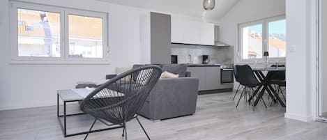 Apartment, Balcony, Bay View | Ruang tamu | 60 inci sebuah televisyen pintar dengan kabel