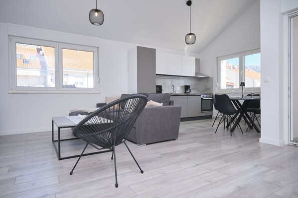 Appartement, balkon, uitzicht op de baai | Woonruimte | Een 60-inch smart-tv met kabelzenders