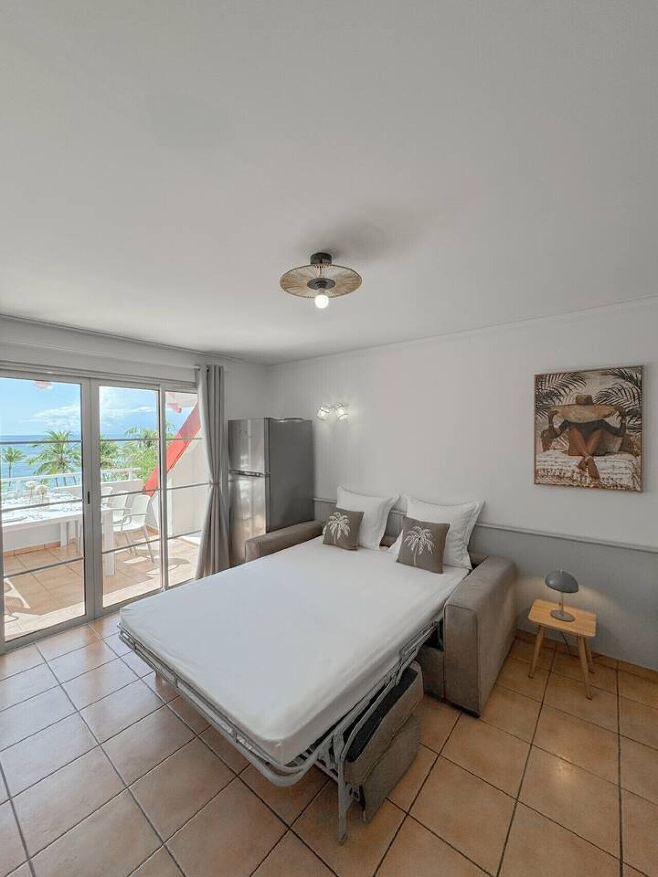 Skrivebord, strykejern/-brett, reiseseng for barn og wi-fi