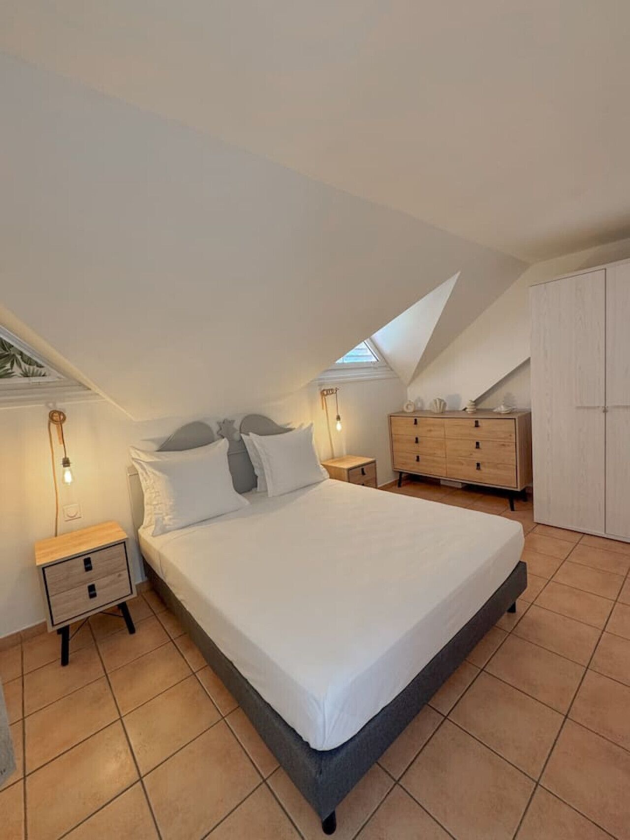 Escritorio, tabla de planchar con plancha, cuna de viaje y wifi 