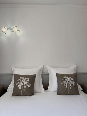 Schreibtisch, Bügeleisen/Bügelbrett, Reisekinderbett, WLAN