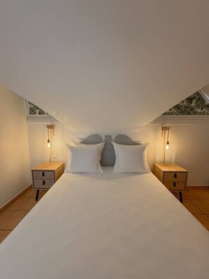 Desk, iron/ironing board, travel cot, WiFi