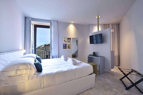 Double Room, Balcony | 1 bedroom, in-room safe, soundproofing, iron/ironing board