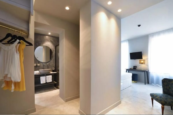 Suite | In-room safe, soundproofing, iron/ironing board, free WiFi