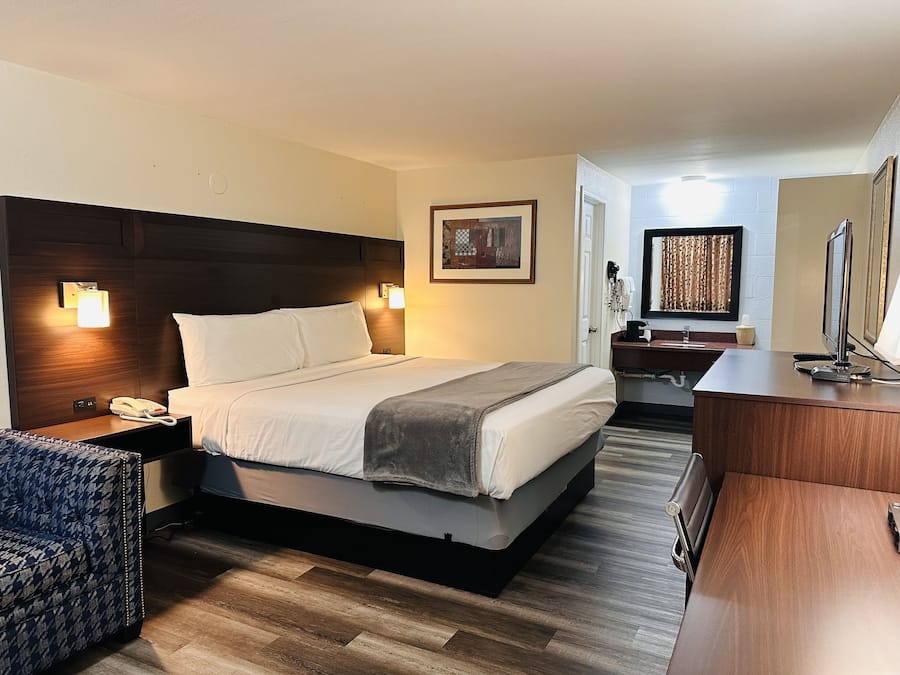 Quarto standard, 1 cama King, para não fumantes | Escrivaninha, ferros/tábuas de passar roupa, Wi-Fi de cortesia