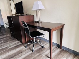 Escritorio, tabla de planchar con plancha y wifi gratis
