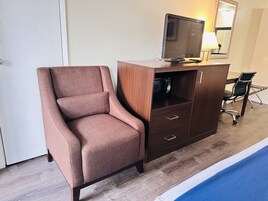 Escritorio, tabla de planchar con plancha y wifi gratis 