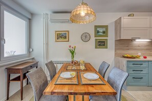 Family Apartment, Multiple Bedrooms (West Oasis With Terrace) | Dining