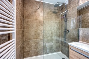 Family Apartment, Multiple Bedrooms (West Oasis With Terrace) | Bathroom