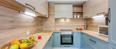 家庭公寓, 多间卧室 (West Oasis With Terrace) | 私人厨房 | 冰箱、微波炉、烤箱、炉灶