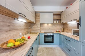 Family Apartment, Multiple Bedrooms (West Oasis With Terrace) | Private kitchen