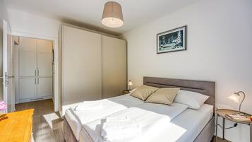 Căn hộ dành cho gia đình, nhiều phòng ngủ (West Oasis With Terrace) | 1 phòng ngủ, bàn ủi/dụng cụ ủi quần áo