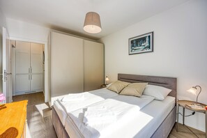 Family Apartment, Multiple Bedrooms (West Oasis With Terrace)