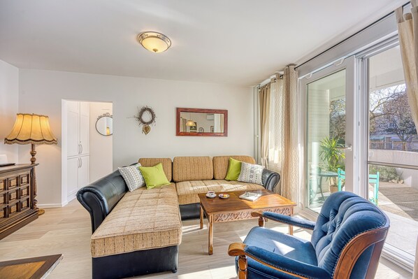 Family Apartment, 1 Bedroom, Microwave (West Oasis With Terrace) | Living area | Flat-screen TV, stereo - West Oasis With Terrace (Zagreb)