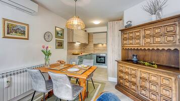 Appartement Familial, 1 chambre, four à micro-ondes (West Oasis With Terrace) | Restauration