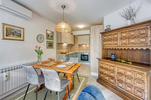 Family Apartment, Multiple Bedrooms (West Oasis With Terrace) | Dining