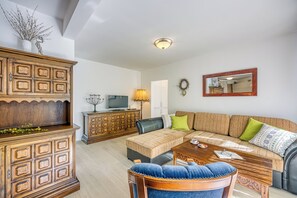 Apartamento familiar, varias habitaciones (West Oasis With Terrace) | Zona de estar | Televisión de pantalla plana de 21 pulgadas con canales por cable