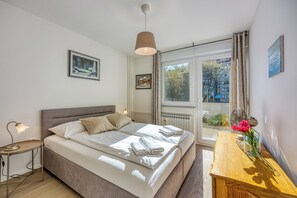 Perhehuoneisto, useita makuuhuoneita (West Oasis With Terrace) | 1 makuuhuone, silitysrauta/-lauta, ilmainen Wi-Fi, vuodevaatteet